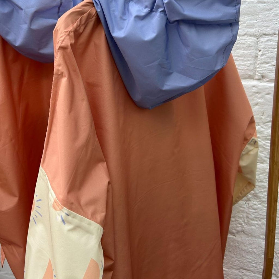 Cape de pluie vélo Poule Party – Design décalé pour cyclistes urbains