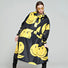 Poncho de pluie Rainkiss All Smiles, imprimé Smiley jaune sur fond noir, look joyeux et urbain pour affronter la pluie avec bonne humeur.