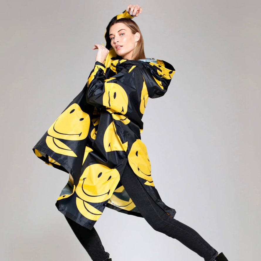 Poncho imperméable Rainkiss All Smiles, coupe ample et motif Smiley oversize, parfait pour un style audacieux et positif à vélo ou à pied.