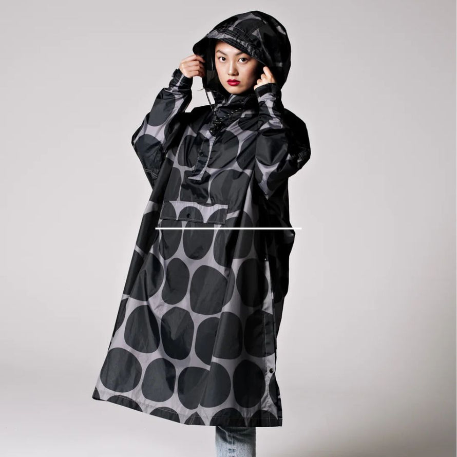 Poncho imperméable Rainkiss Black Polka, design graphique noir et gris, capuche ajustable et coupe fluide idéale pour pédaler au sec.