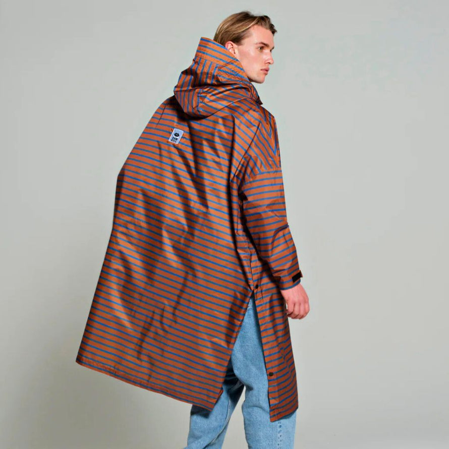 Vue arrière du poncho imperméable Rainkiss Breton Blue, coupe fluide et design à rayures modernes, parfait pour un usage urbain