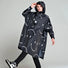 Poncho de pluie Rainkiss Half Moon Smiley, motif graphique noir et blanc orné de demi-lunes souriantes, design audacieux et unisexe pour les jours de pluie.