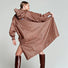 Poncho imperméable Rainkiss Damier, look moderne et raffiné avec imprimé géométrique marron, idéal pour pédaler avec allure sous la pluie.