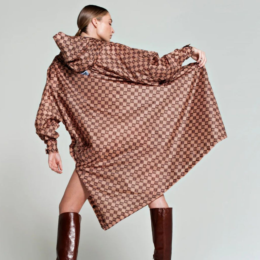Poncho imperméable Rainkiss Damier, look moderne et raffiné avec imprimé géométrique marron, idéal pour pédaler avec allure sous la pluie.