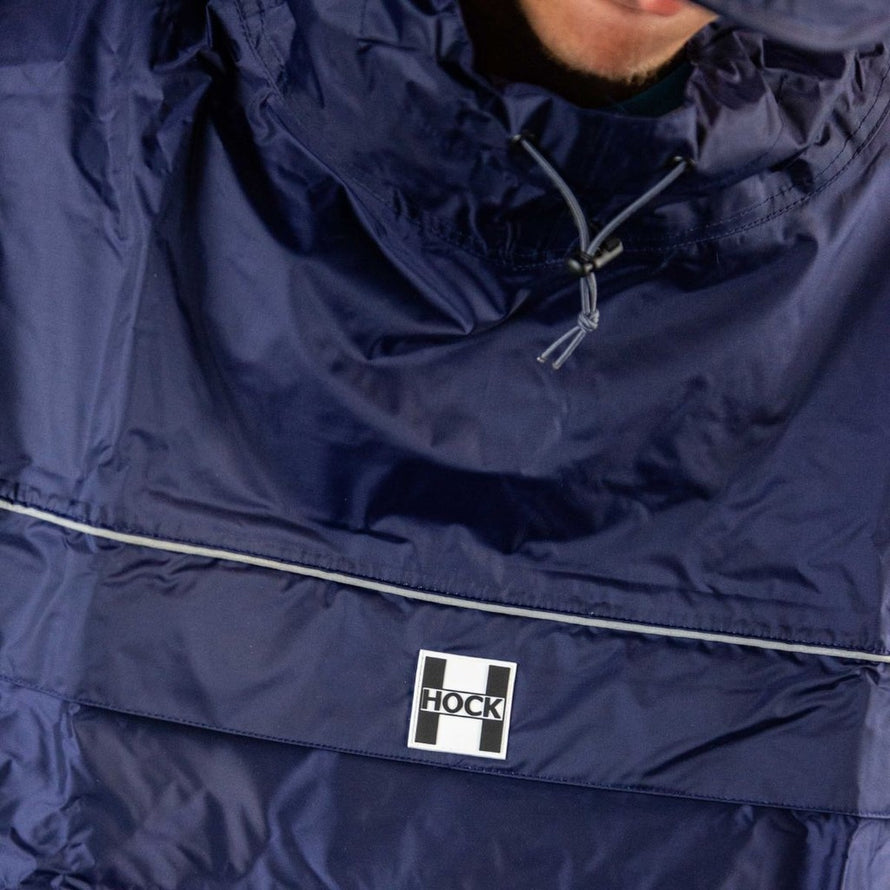 Détail du logo Hock sur poncho vélo imperméable adulte modèle Rain Stop bleu