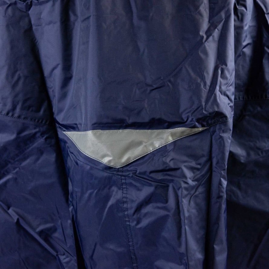 Détail du réflecteur sur poncho vélo imperméable adulte Hock Rain Stop bleu marine