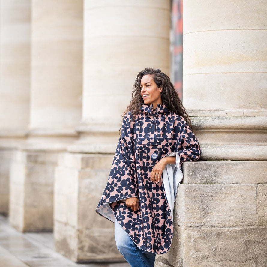 Poncho de pluie vélo urbain unisexe imperméable matière recyclée avec capuche.