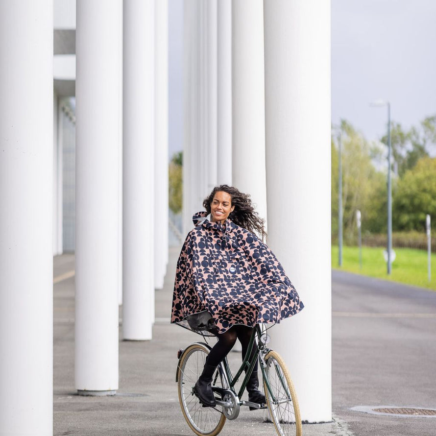Cape de pluie vélo recyclée unisexe imperméable éco-conçue avec capuche ajustée.