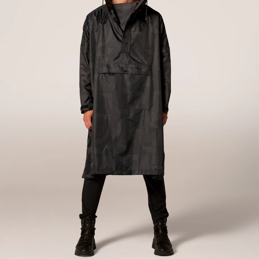 Poncho de pluie vélo recyclé Rainkiss noir à motifs géométriques, imperméable et stylé pour les trajets urbains