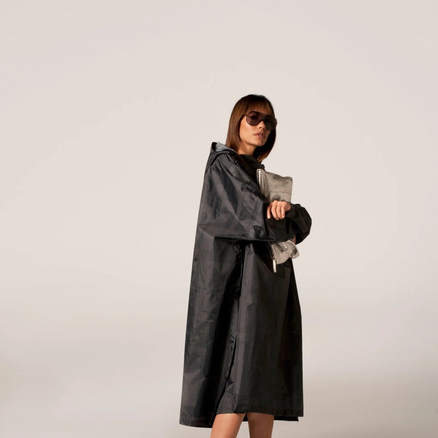 Poncho de pluie vélo recyclé Rainkiss noir, imperméable et élégant pour une protection optimale sous la pluie