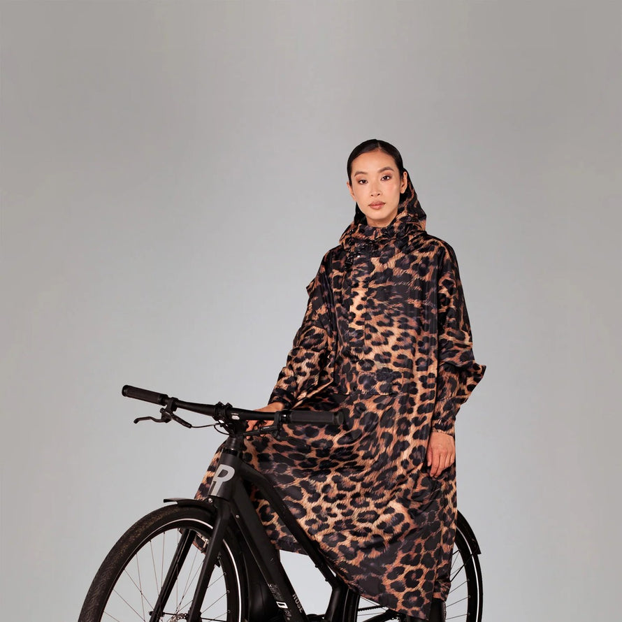 Poncho de pluie Rainkiss Digi Spring Camo, imprimé camouflage printanier rose et vert, alliant protection imperméable et style audacieux pour le vélotaf.