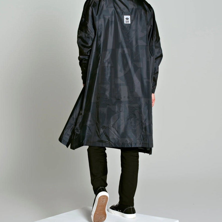Poncho de pluie vélo recyclé Rainkiss modèle noir à motifs discrets, protection imperméable et durable pour cyclistes urbains