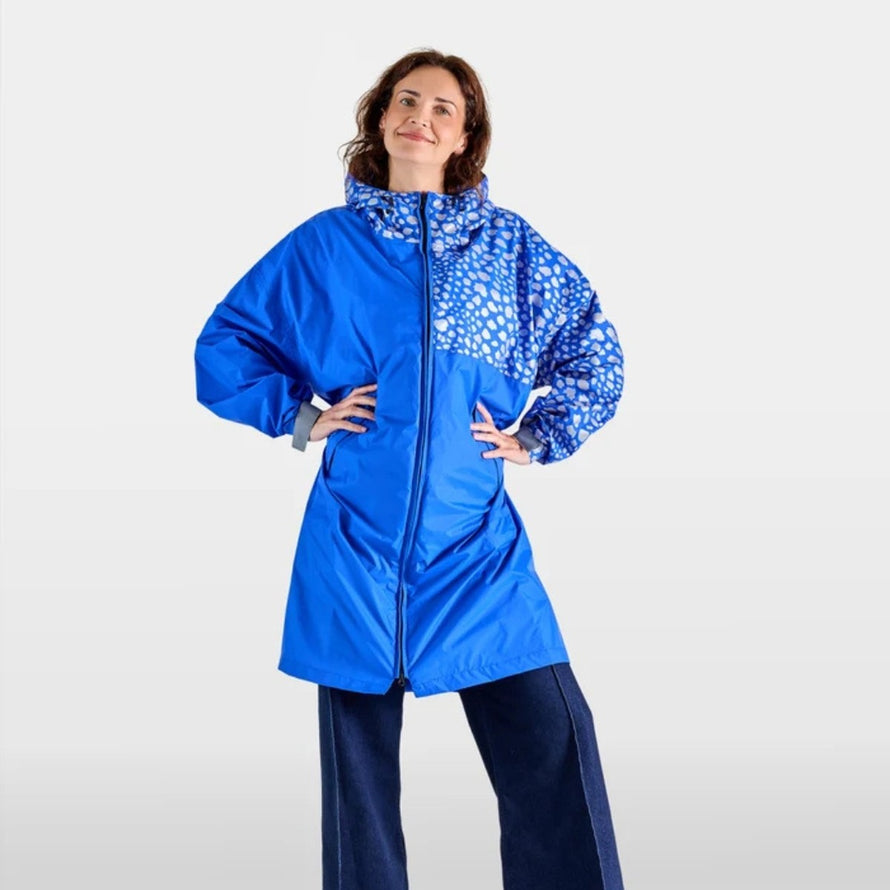 Poncho vélo zippé réfléchissant Urban Circus Francigena bleu avec motifs gris pour cyclistes urbains protection et visibilité