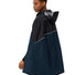 Poncho de pluie vélo Vaude Covero II bleu marine et noir porté de côté avec capuche à visières transparentes