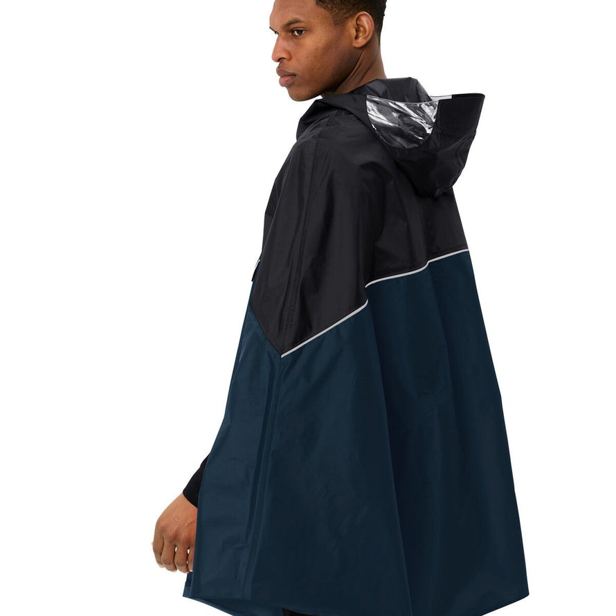 Poncho de pluie vélo Vaude Covero II bleu marine et noir porté de côté avec capuche à visières transparentes