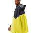 Poncho de pluie vélo Vaude Covero II jaune et noir porté de côté avec capuche à visières transparentes