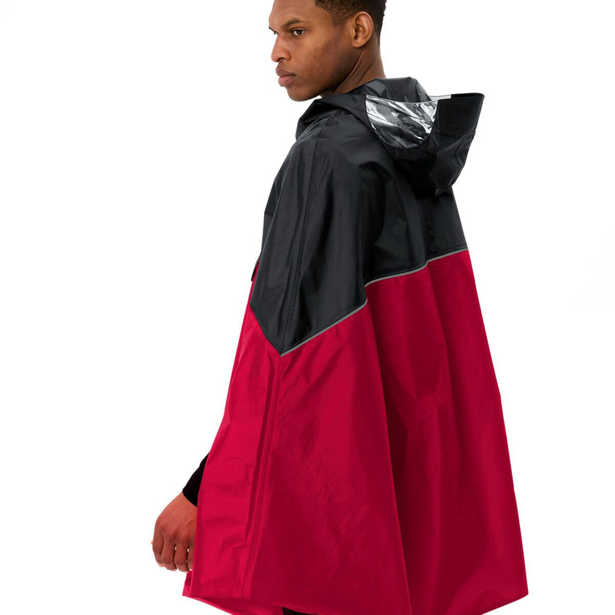 Poncho de pluie vélo Vaude Covero II rouge et noir porté de côté avec capuche à visières transparentes