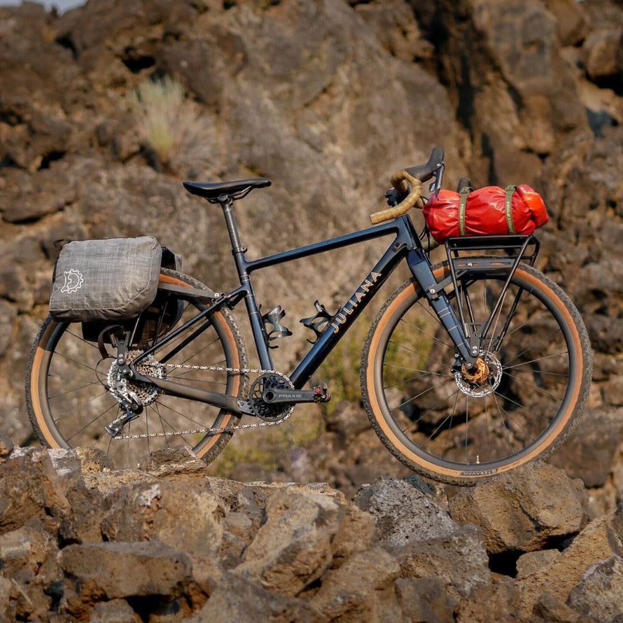Optimisez le transport en bikepacking avec le montage avant du porte-bagages Old Man Mountain Divide sur votre vélo gravel.