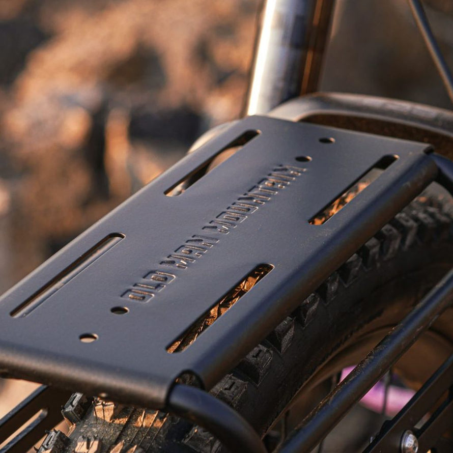 Le porte-bagages Divide s'installe facilement à l'arrière de votre gravel, offrant une capacité de charge jusqu'à 32 kg.