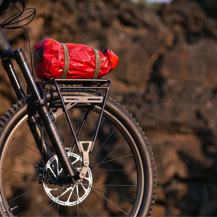 les fixations solides du porte-bagages Divide, assurent une compatibilité avec divers types de vélos.