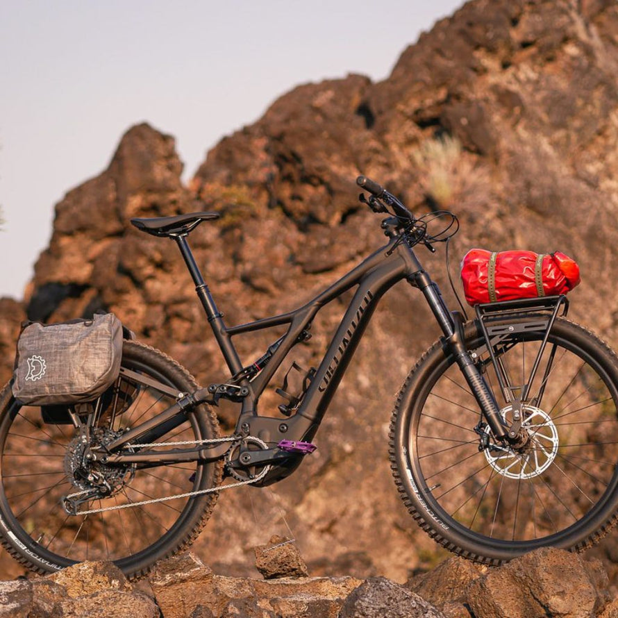 Le porte-bagages Divide s'installe aussi sur VTT tout-suspendus, offrant une polyvalence exceptionnelle.