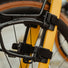 Fixation du porte-bagages avant Topeak TetraRack GR1 sur fourche de vélo jaune