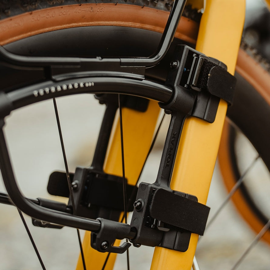Fixation du porte-bagages avant Topeak TetraRack GR1 sur fourche de vélo jaune