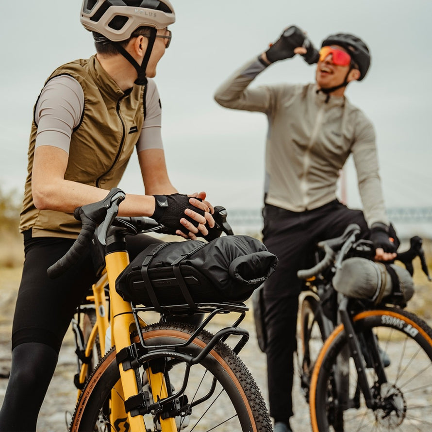 Porte-bagages avant Topeak TetraRack GR1 noir installé sur vélo gravel pour transport léger et durable