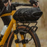 Porte-bagages avant vélo Topeak TetraRack GR1 noir fixé sur fourche avec sac de rangement