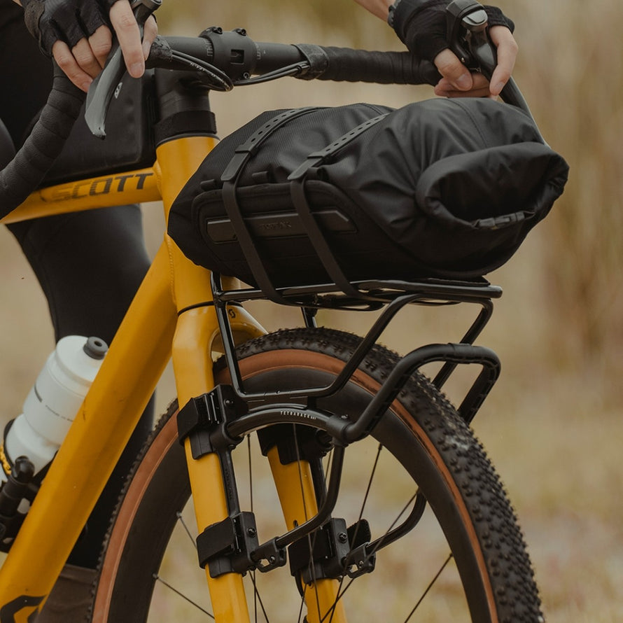 Porte-bagages avant vélo Topeak TetraRack GR1 noir fixé sur fourche avec sac de rangement