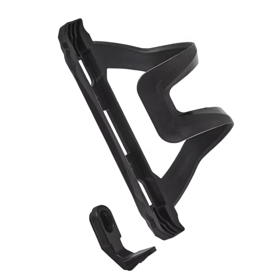 Porte-bidon vélo à entrée latérale réversible, donnant le choix d'une ouverture à gauche ou à droite pour un geste d'hydratation optimisé