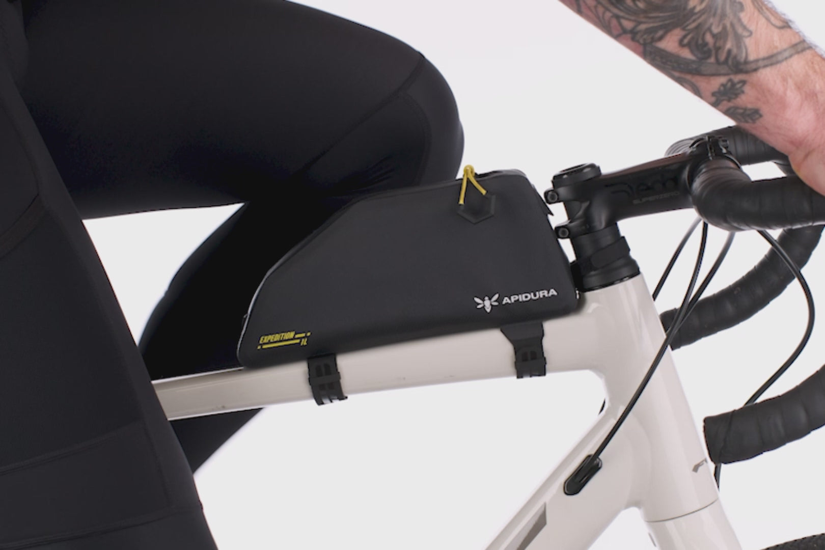 Utilisation sacoche top tube Apidura pour garder essentials a portee de main