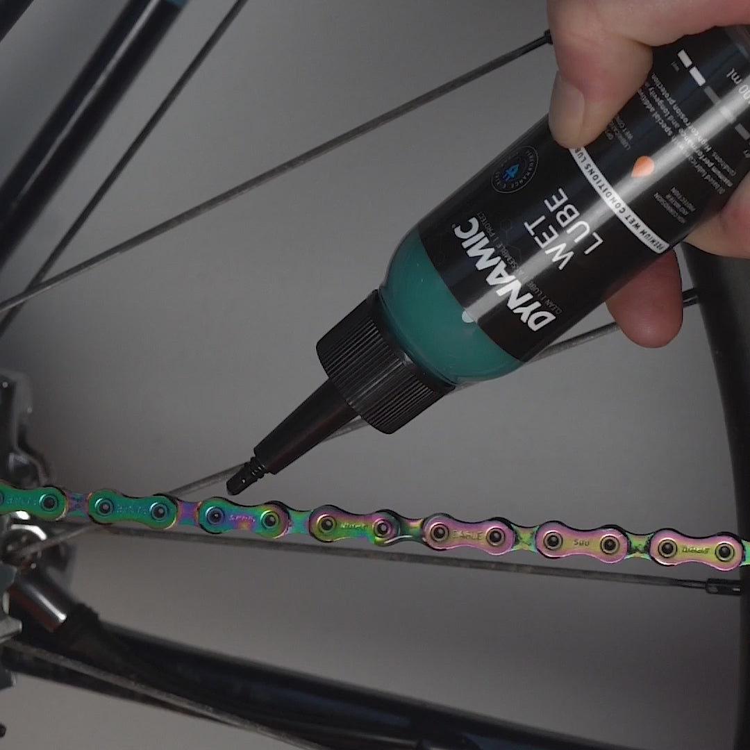 Lubrifiant Wat Lube premium pour conditions humides appliqué sur une chaine