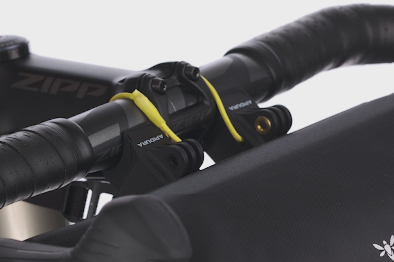 Fixation rapide du bras d'accessoires Apidura sur sacoche guidon pour équipements supplémentaires