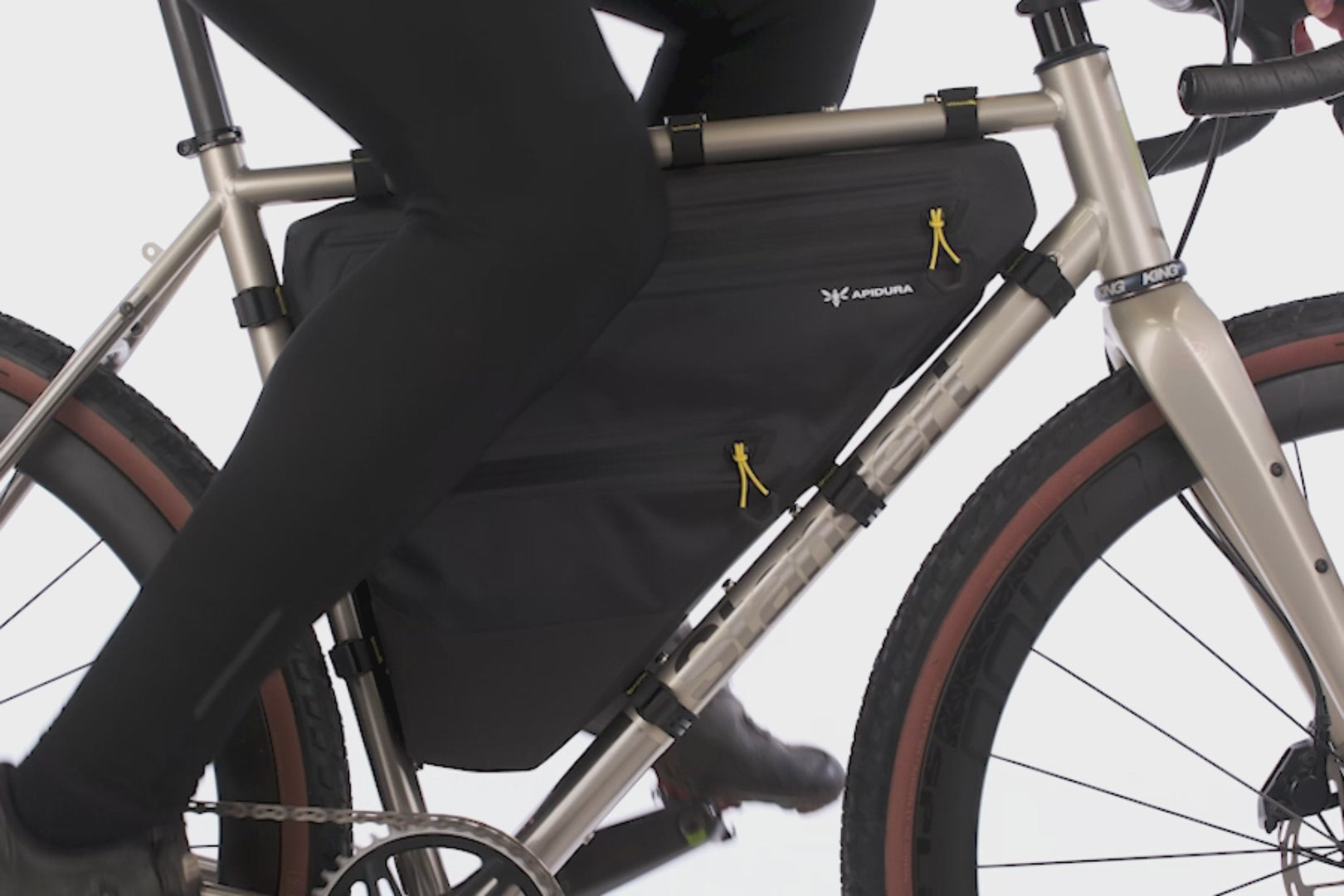 Sacoche de cadre Apidura Expedition en utilisation sur vélo chargé pour voyage bikepacking