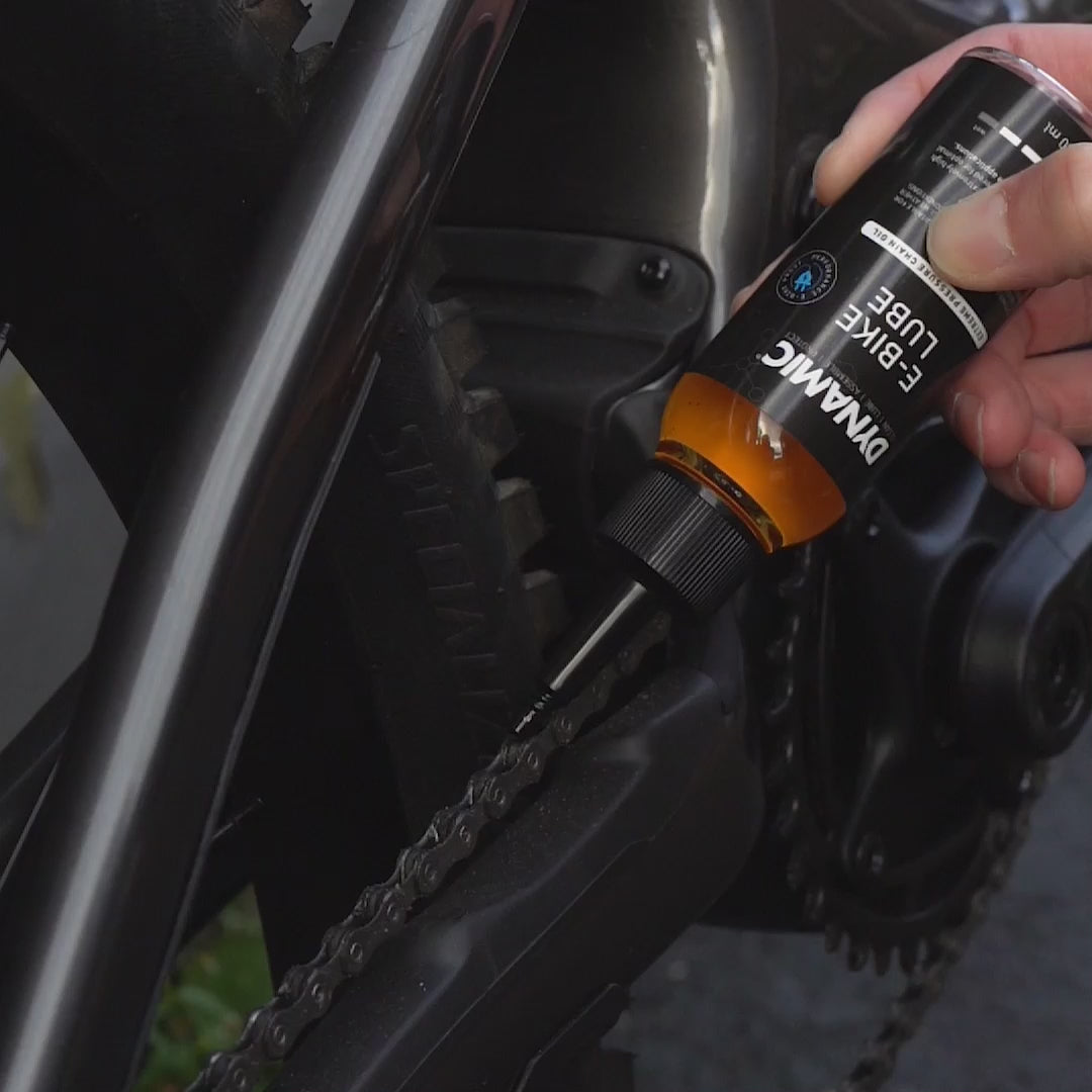 Application du lubrifiant E-Bike lube sur une chaine de VAE