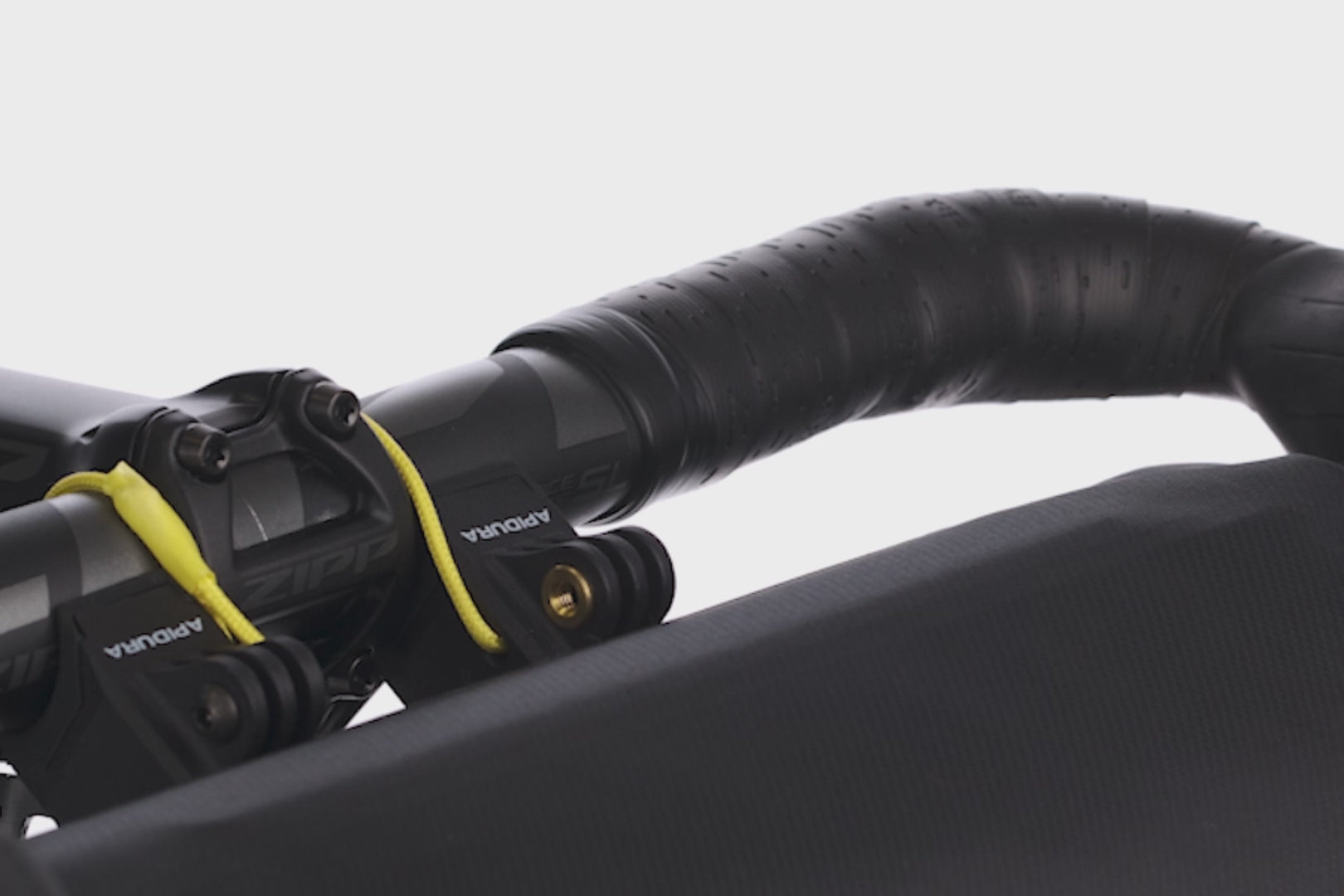 Utilisation support GPS Apidura sur sacoche de guidon pour garder appareil visible