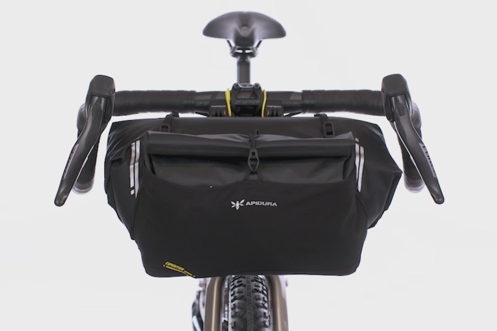 Montage rapide de la sacoche Apidura Expedition Front Accessory Pack sur guidon pour un gain de capacité