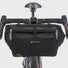 Montage rapide de la sacoche Apidura Expedition Front Accessory Pack sur guidon pour un gain de capacité