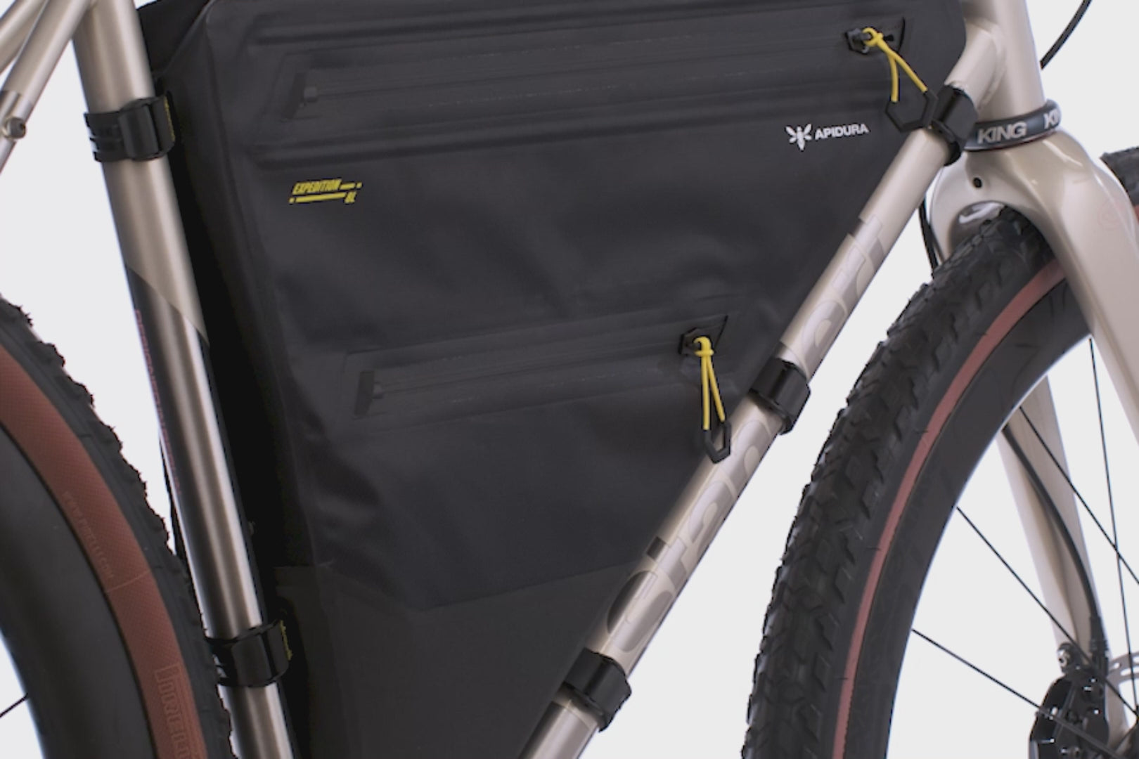 Vue latérale sacoche cadre full frame Apidura avec sangles et maintien stable sur le vélo