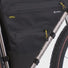 Vue latérale sacoche cadre full frame Apidura avec sangles et maintien stable sur le vélo