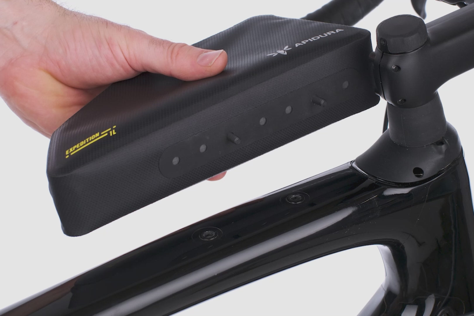 Installation sacoche top tube bolt on Apidura sur velo bikepacking