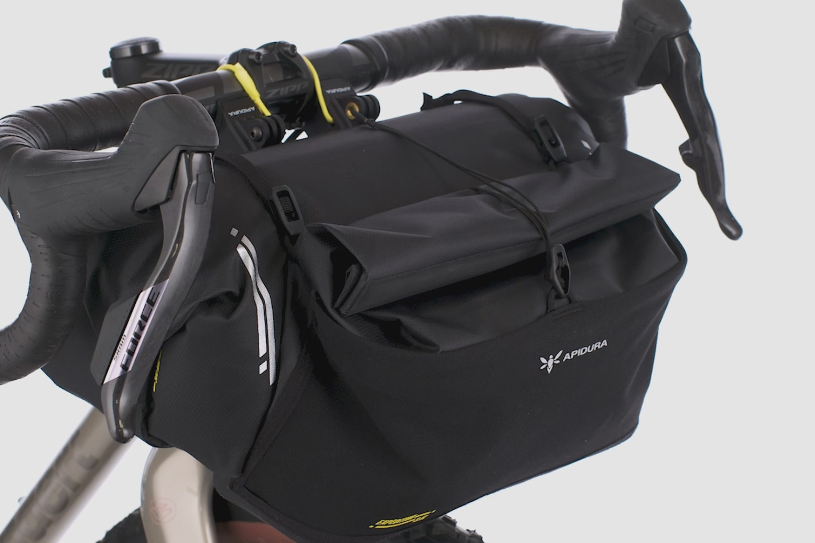 Sacoche avant Apidura Expedition Front Accessory Pack fixée pour ajouter de la capacité à la sacoche de guidon