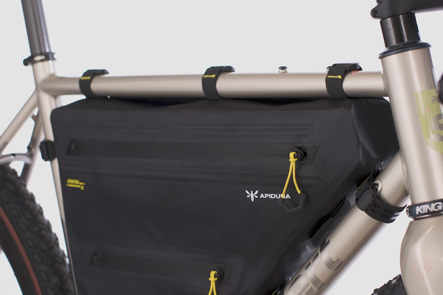 Sacoche de cadre Apidura Expedition Full Frame Pack montée sur vélo gravel en configuration bikepacking