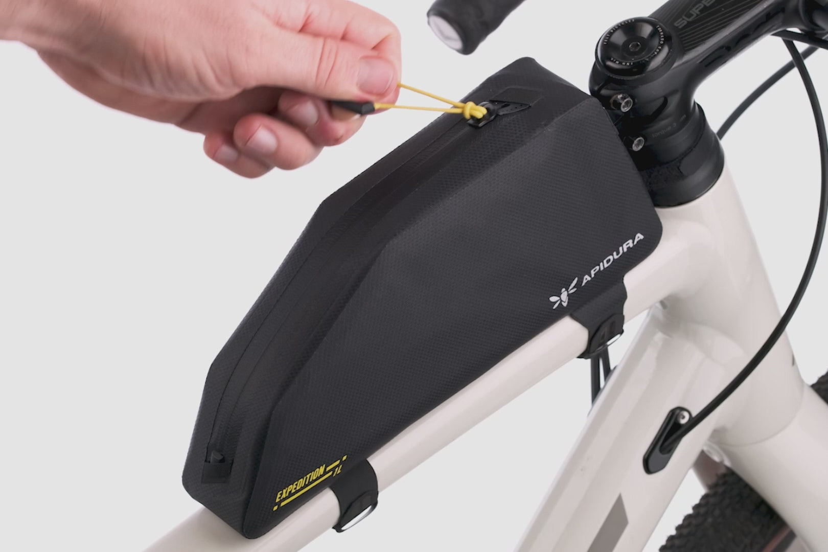 Sacoche top tube Apidura Expedition installee sur velo gravel en bikepacking