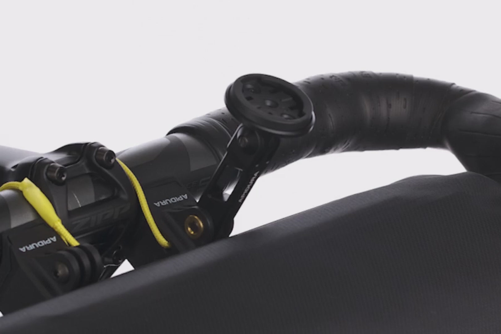 Support GPS Apidura installe sur sacoche de guidon Expedition en bikepacking