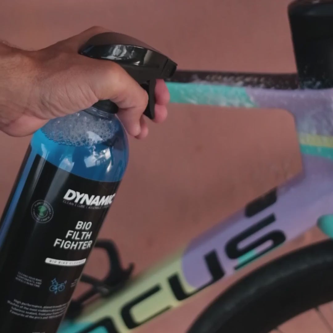 Application du Dynamic Bio Filth Fighter, nettoyant pour vélo