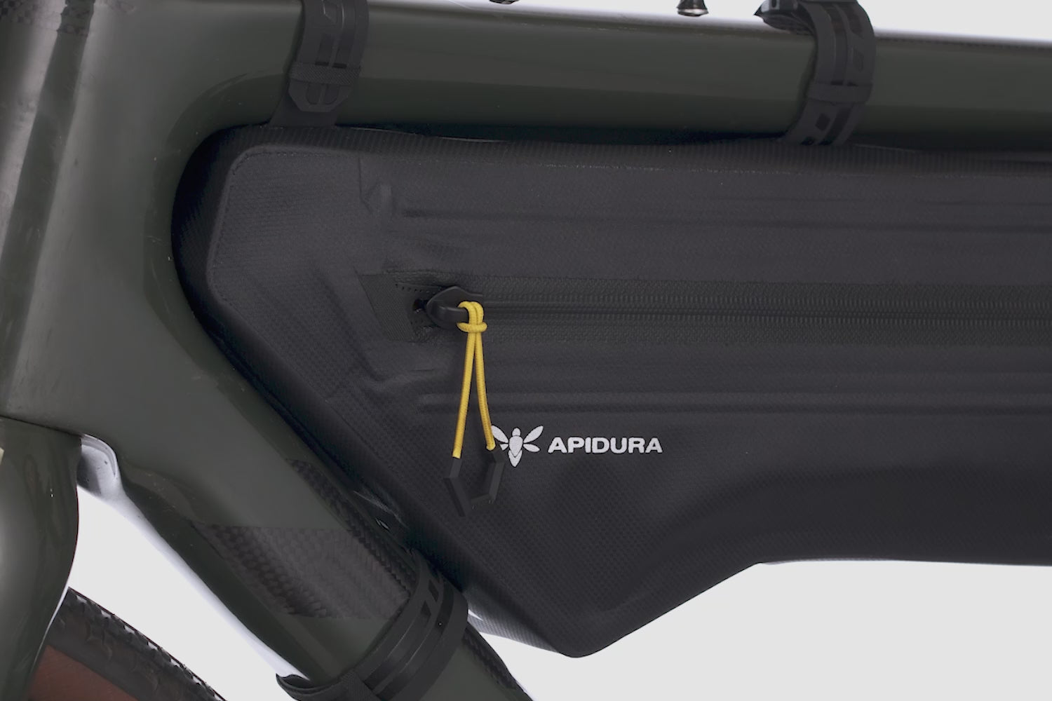 Sacoche de cadre bikepacking Apidura installée sur vélo gravel en sortie