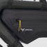 Sacoche de cadre bikepacking Apidura installée sur vélo gravel en sortie
