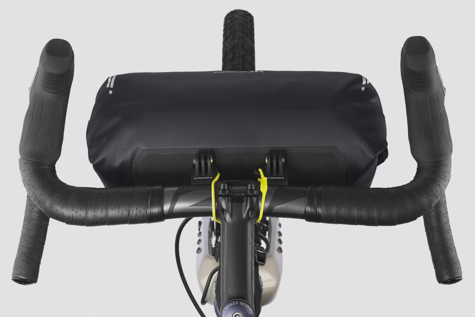 Fixation support GPS sur sacoche guidon Apidura pour navigation velo